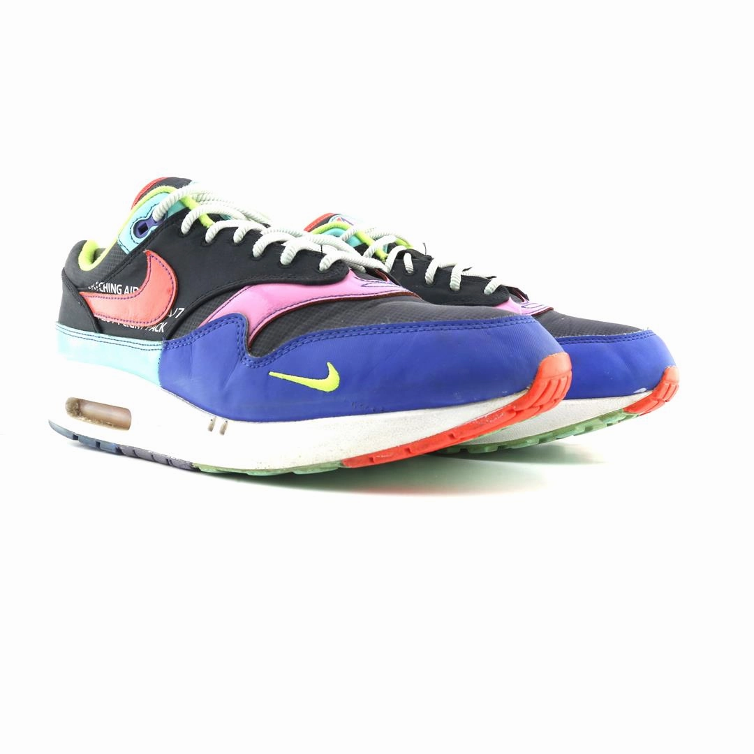 NIKE AIR MAX 1 classic Nike shoe photos