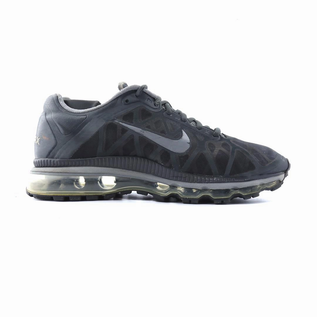 NIKE  AIR MAX  2011 Nike casual shoe imagery