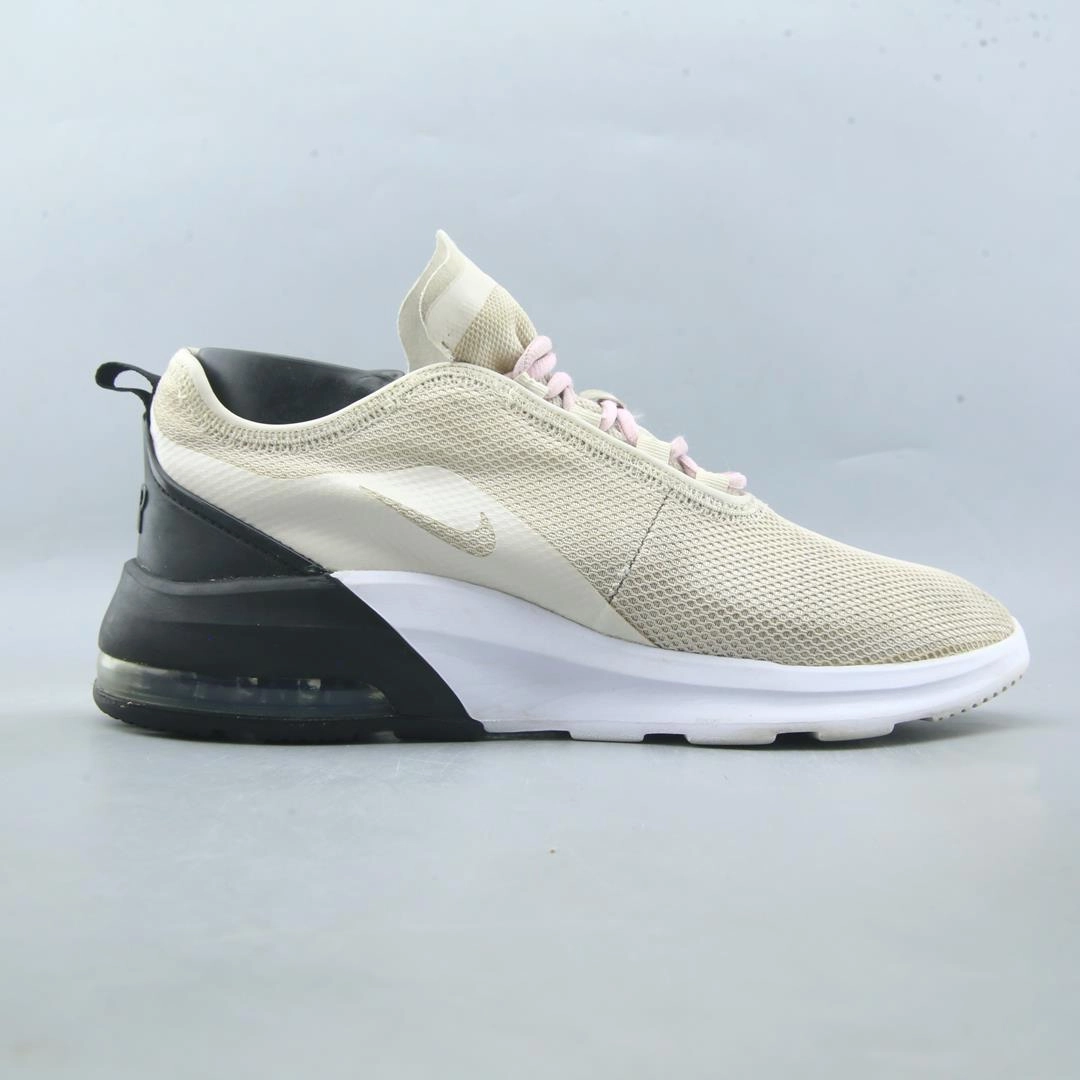 NIKE AIR MAX MOTION 2 Nike running shoe close-ups