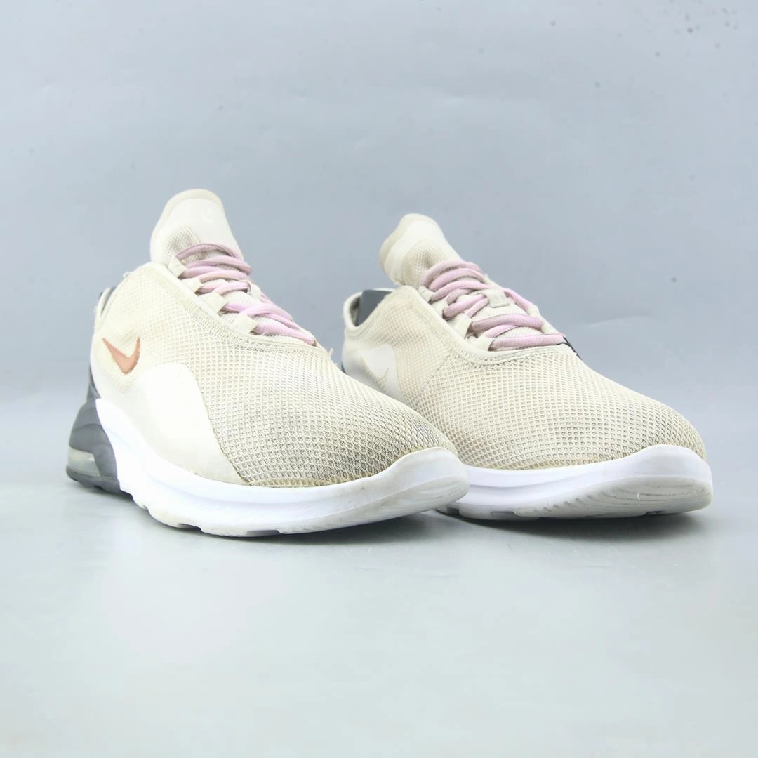 NIKE AIR MAX MOTION 2 Nike running shoe close-ups