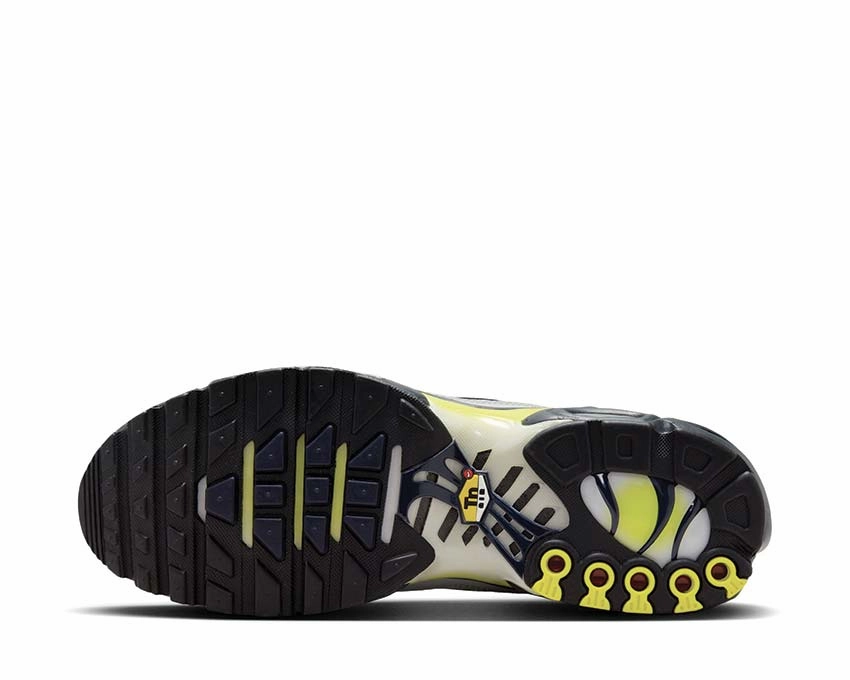 Nike Air Max Plus "Metallic Silver" Nike retro-inspired sneakers
