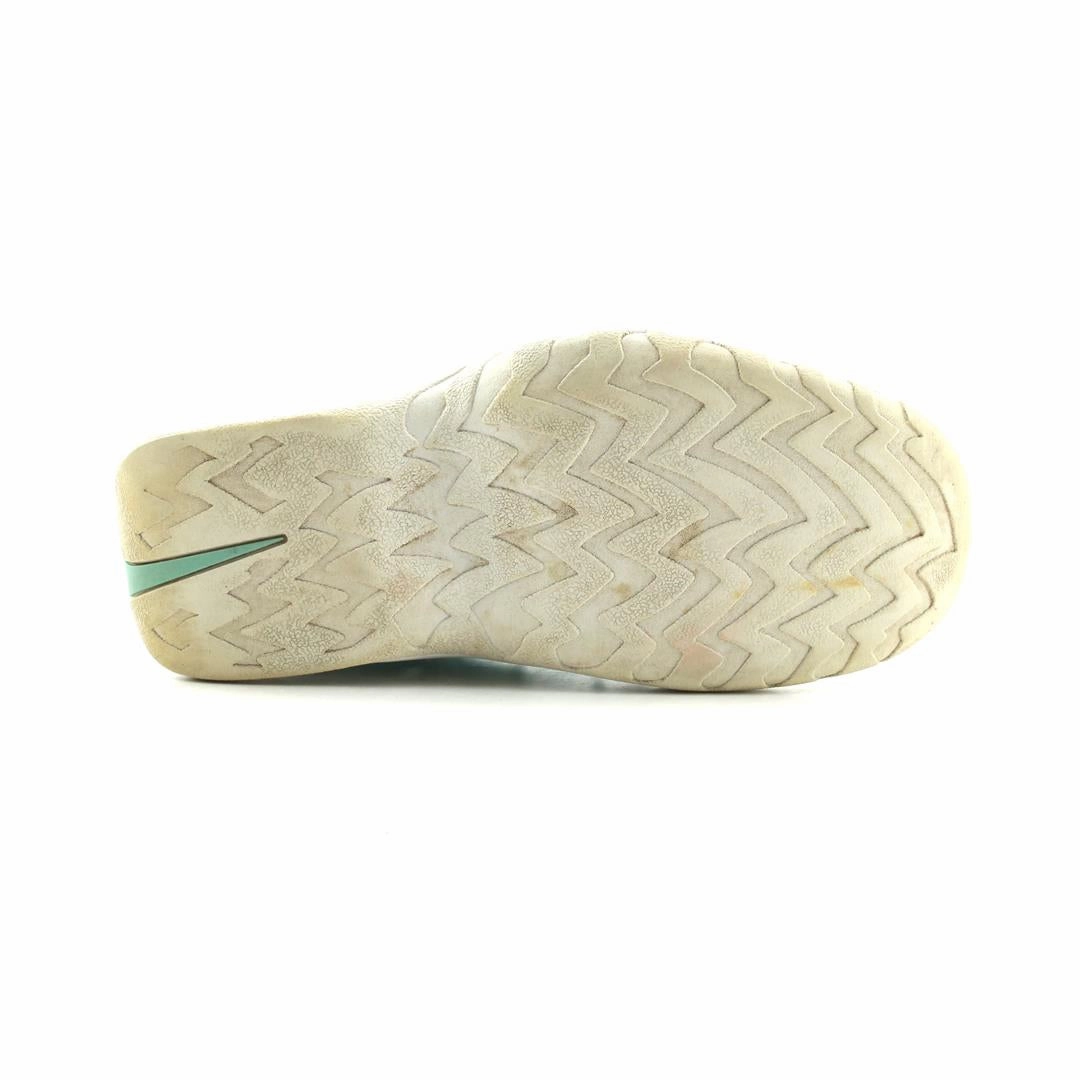 NIKE AIR SHAKE NDESTRUKT GS sleek Nike sneaker angles