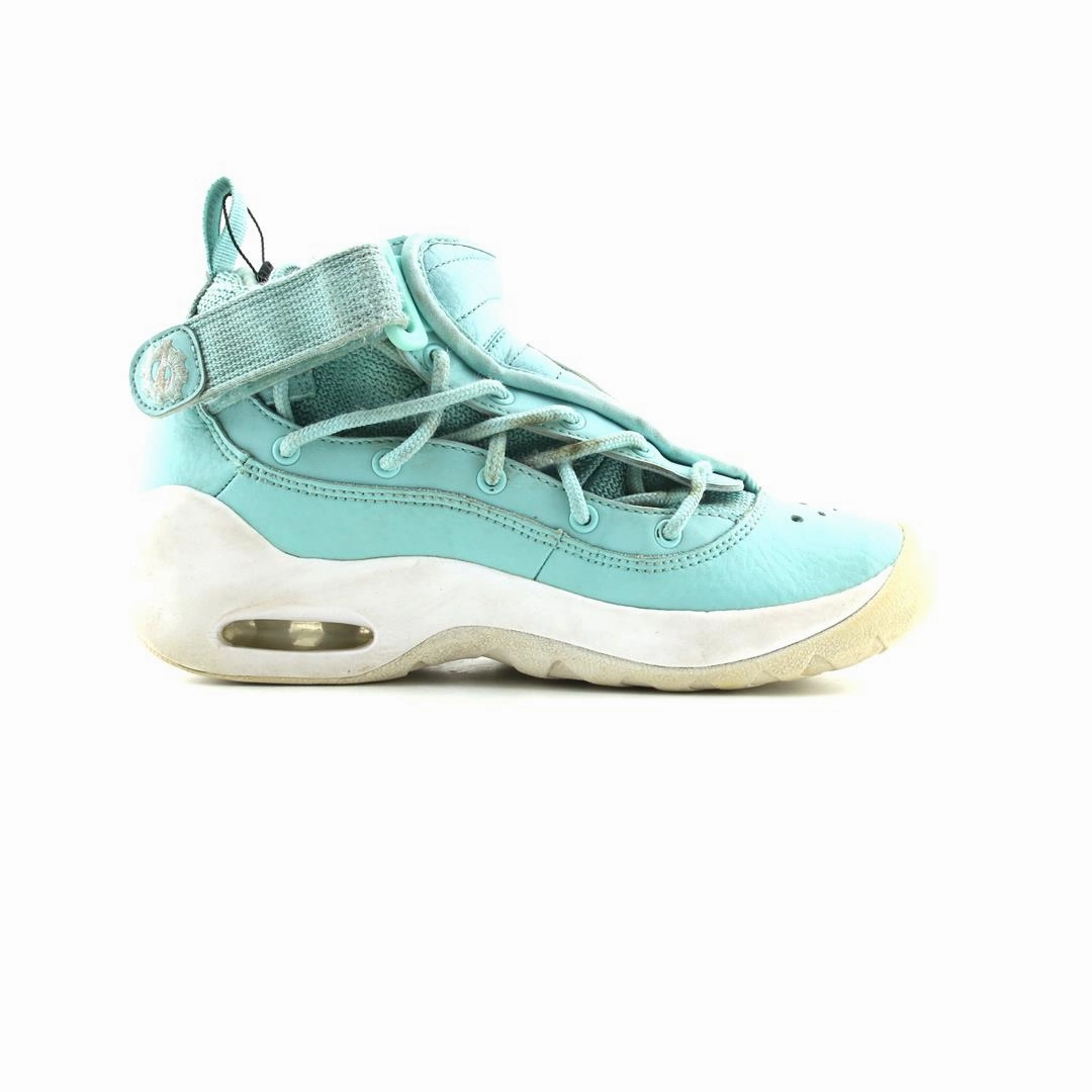 NIKE AIR SHAKE NDESTRUKT GS sleek Nike sneaker angles