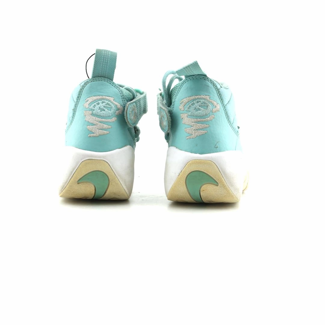NIKE AIR SHAKE NDESTRUKT GS sleek Nike sneaker angles