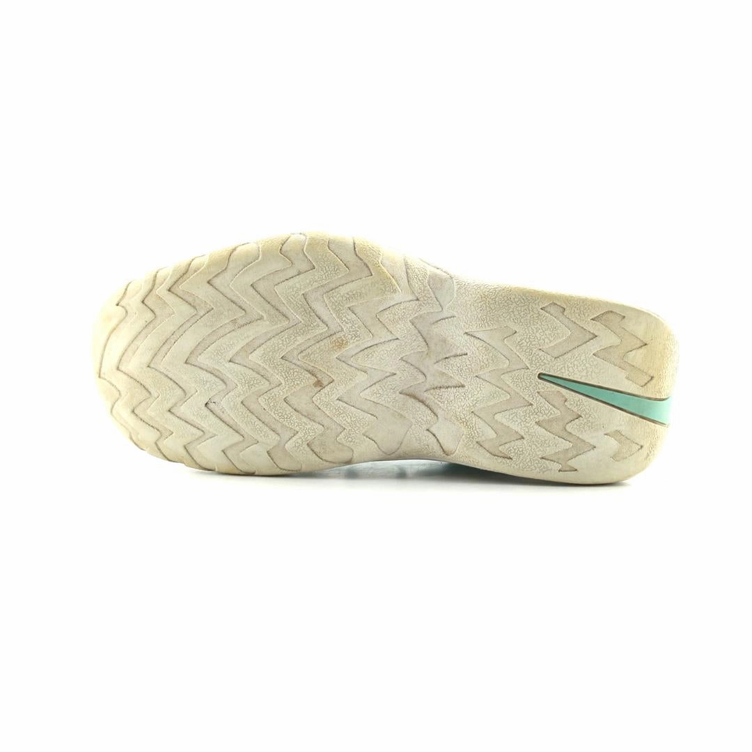 NIKE AIR SHAKE NDESTRUKT GS sleek Nike sneaker angles