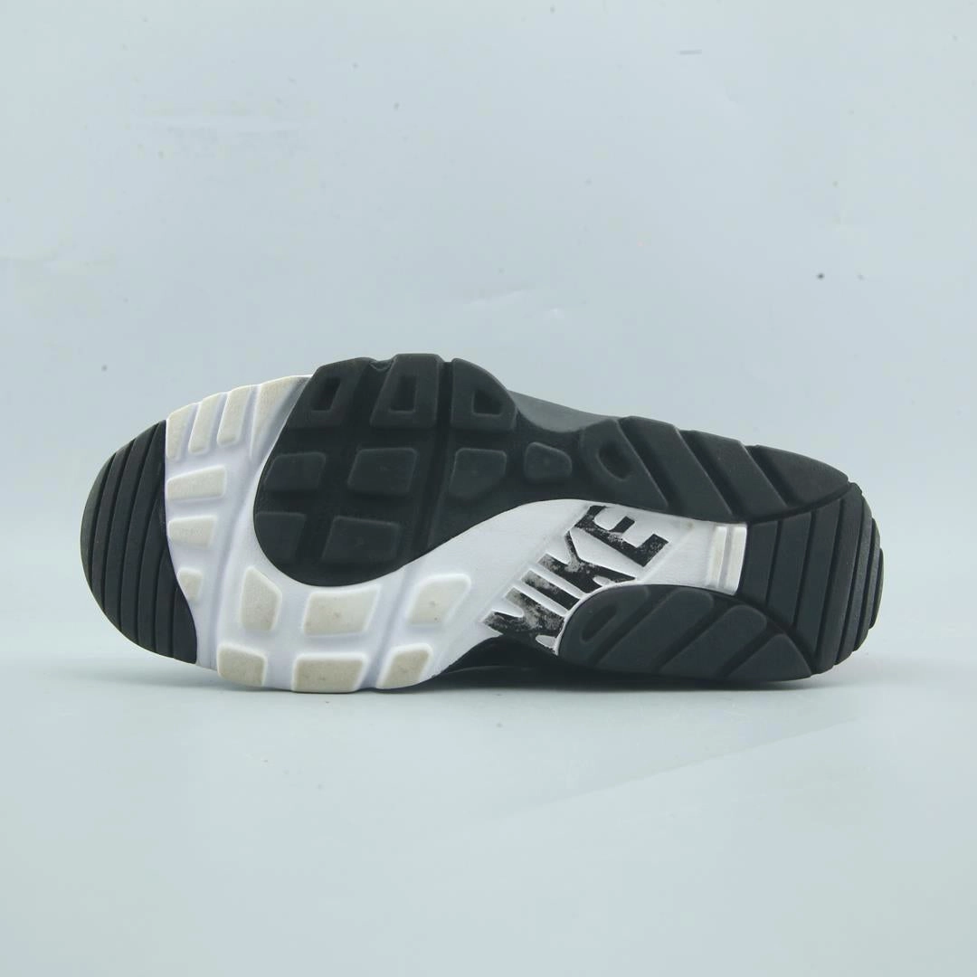 NIKE AIR TRAINER HUARACHE Nike casual shoe imagery