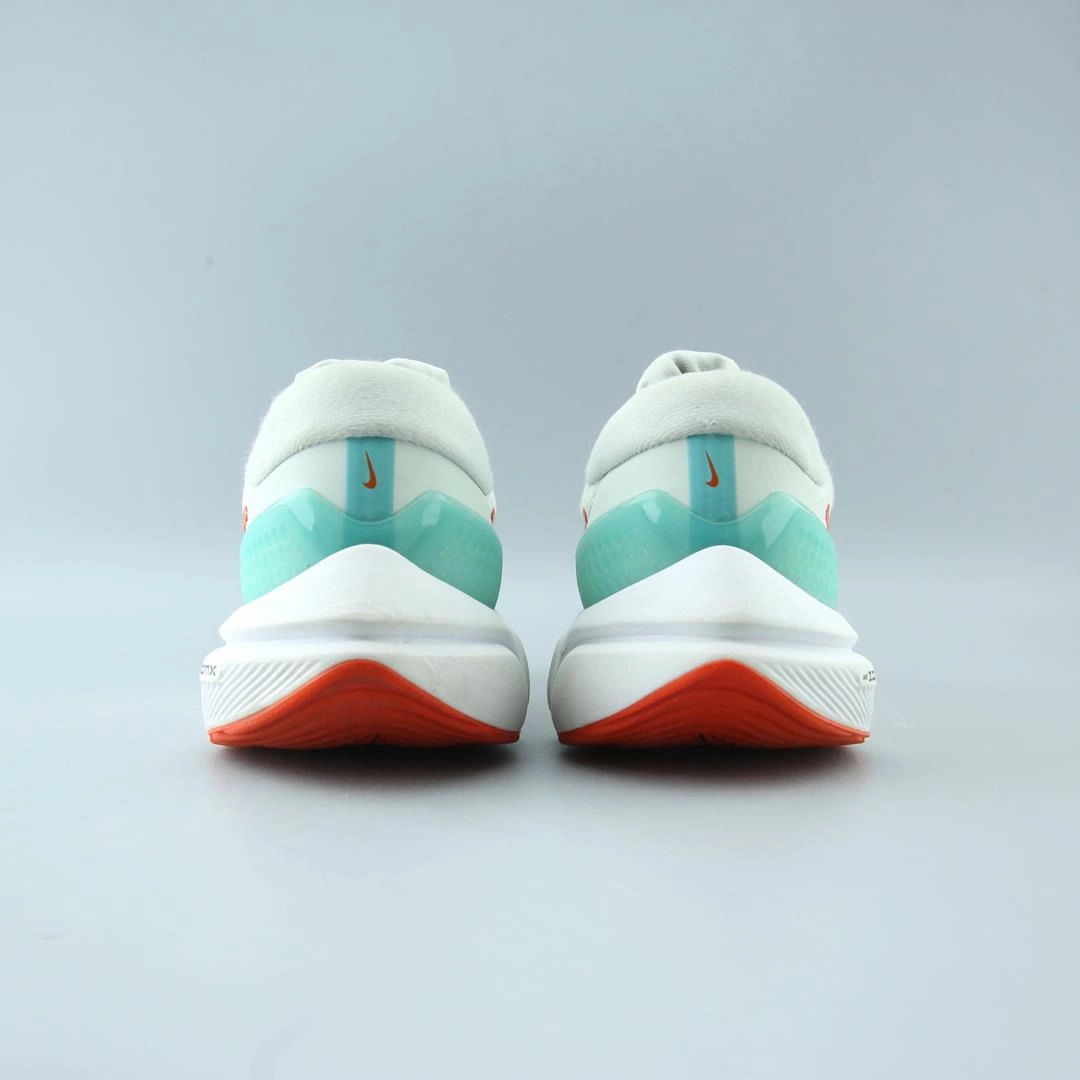 NIKE AIR ZOOM VOMERO 16 Nike running shoe close-ups