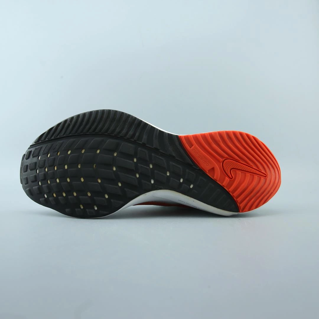 NIKE AIR ZOOM VOMERO 16 Nike running shoe close-ups