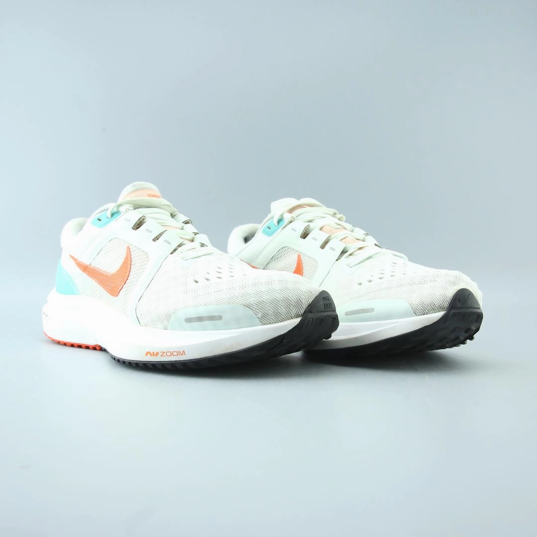 NIKE AIR ZOOM VOMERO 16 Nike running shoe close-ups