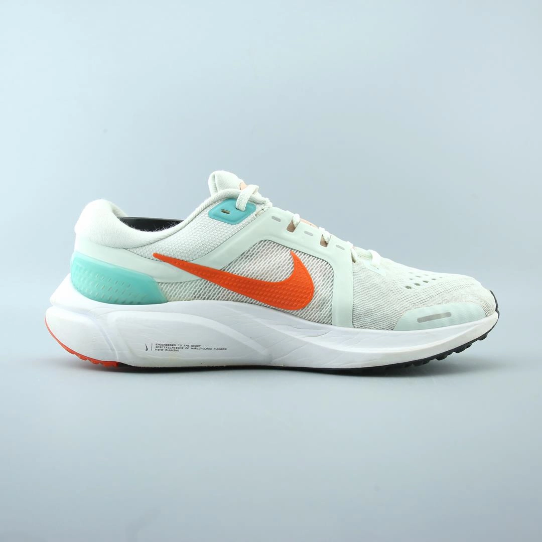 NIKE AIR ZOOM VOMERO 16 Nike running shoe close-ups