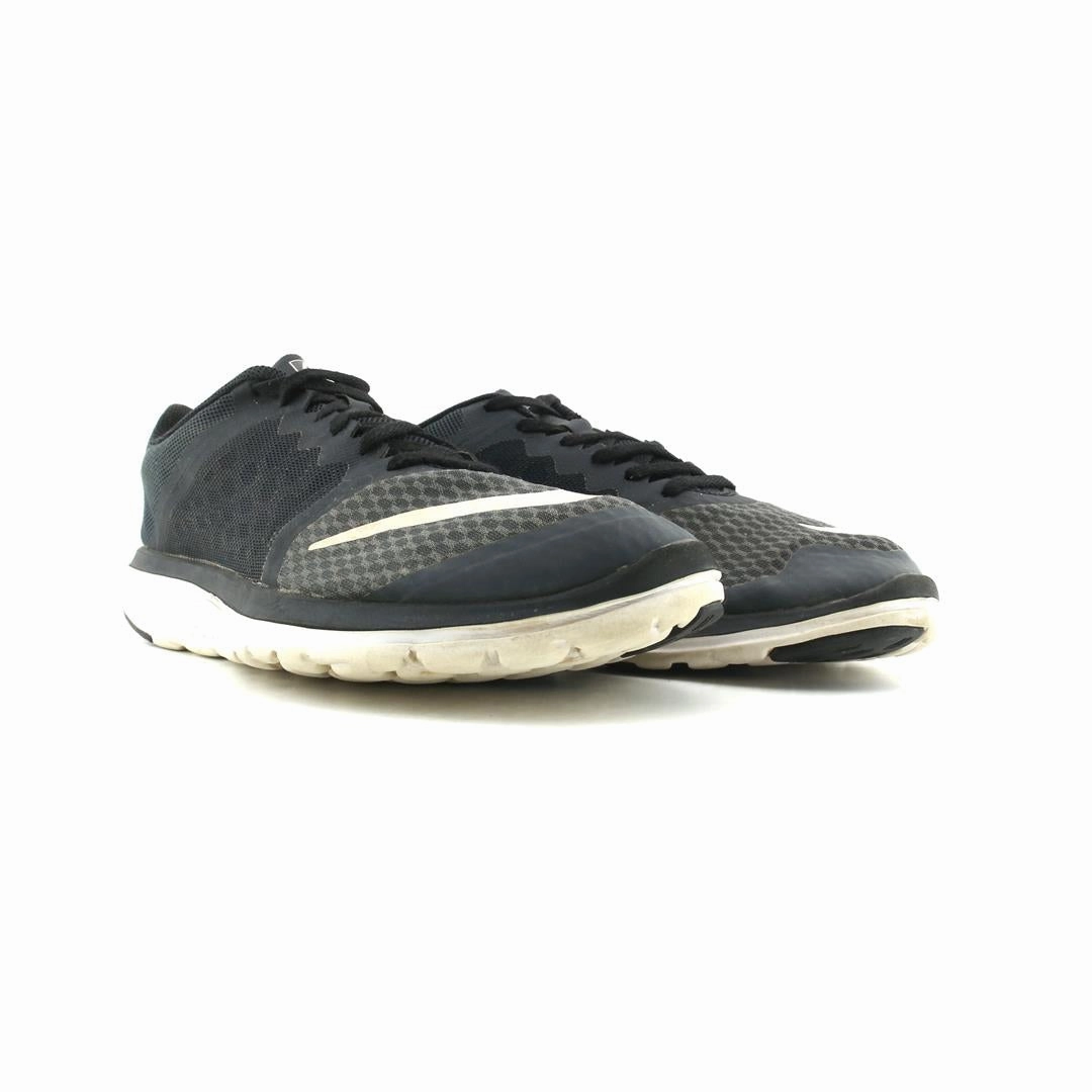 NIKE FS LITE TRAINER 3 sleek Nike sneaker angles
