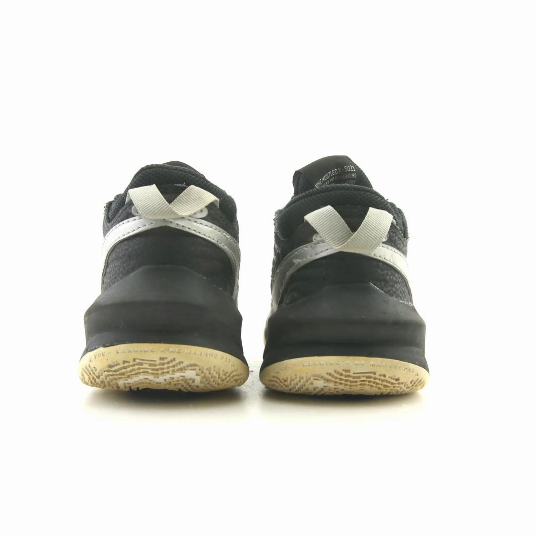 NIKE  HUSTLE D 10 Nike running shoe close-ups