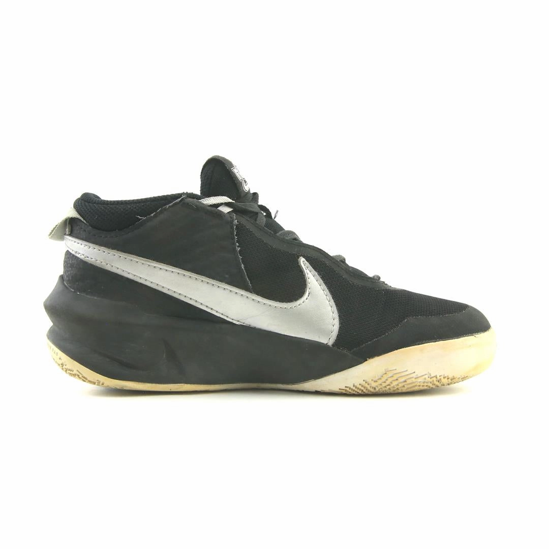 NIKE  HUSTLE D 10 Nike running shoe close-ups