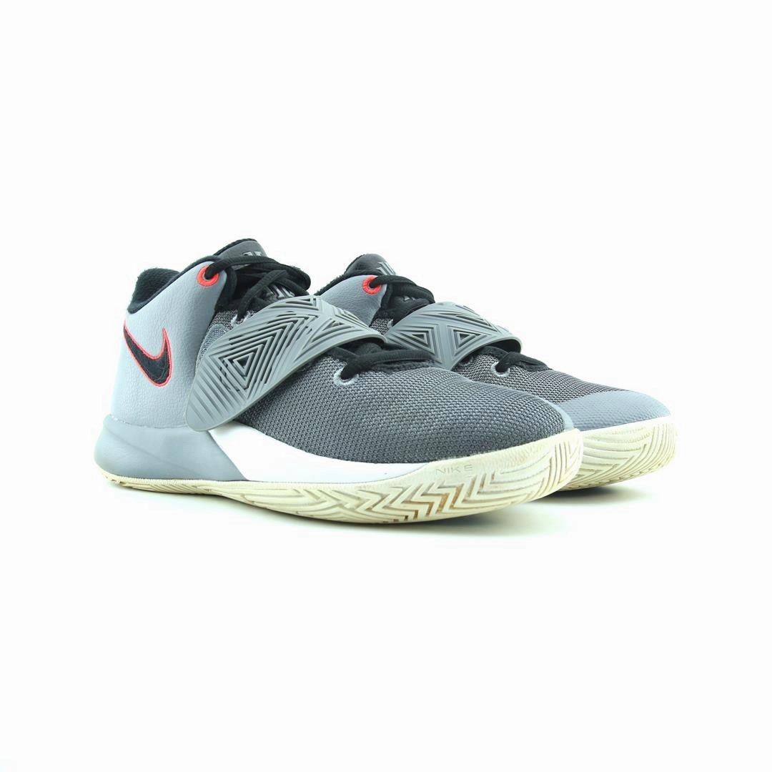 NIKE KYRIE FLYTRAP 3 Nike sneaker detail shots