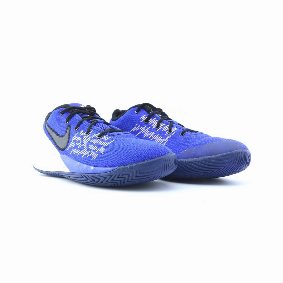 NIKE KYRIE FLYTRAP II Nike running shoe close-ups