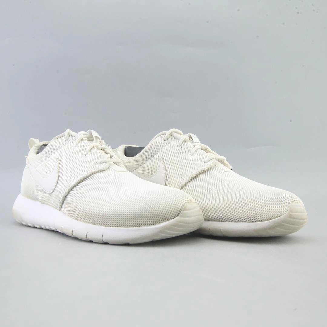 NIKE ROSHE ONE sleek Nike sneaker angles