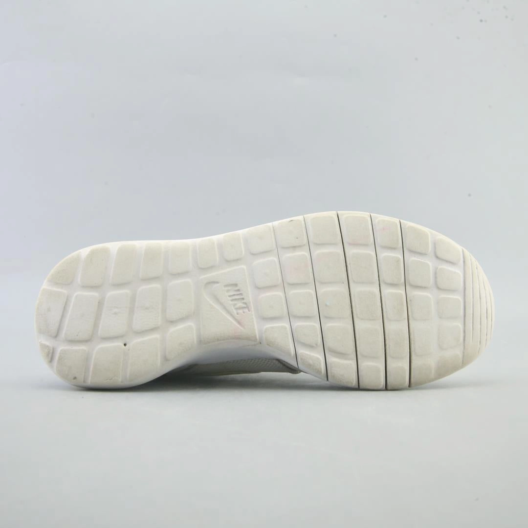 NIKE ROSHE ONE sleek Nike sneaker angles