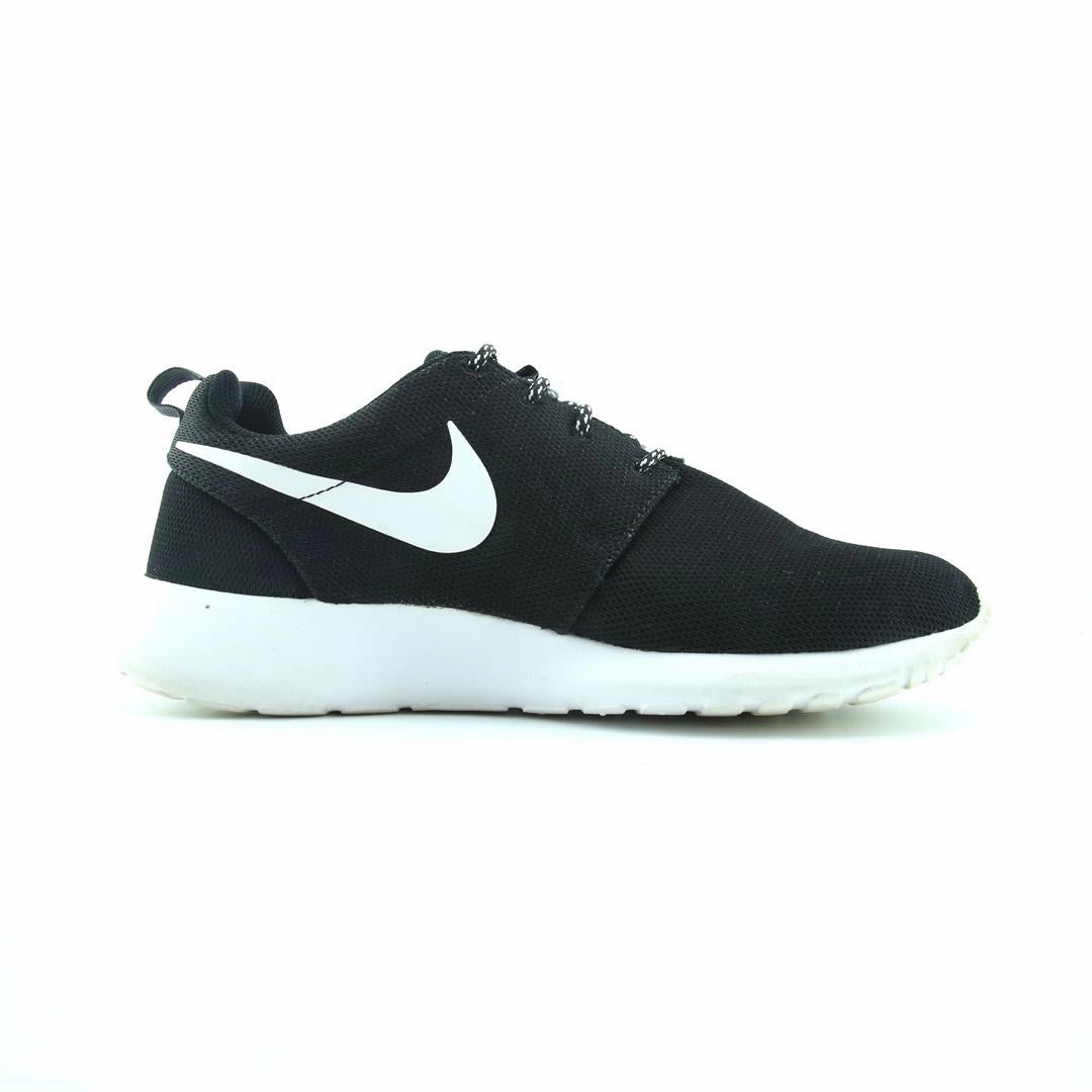 NIKE ROSHE ONE stylish Nike trainer looks