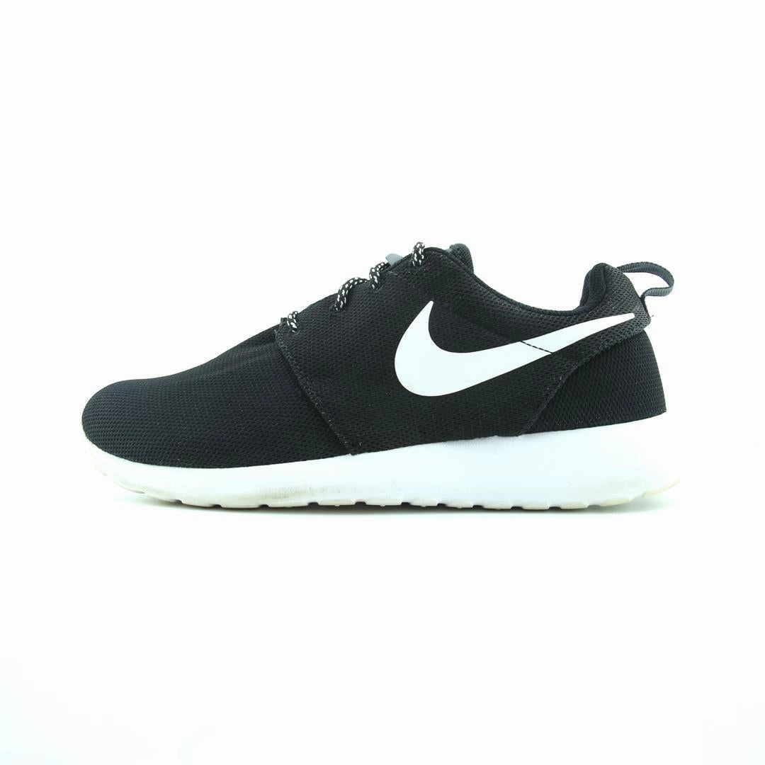 NIKE ROSHE ONE Nike bold colorway footwear