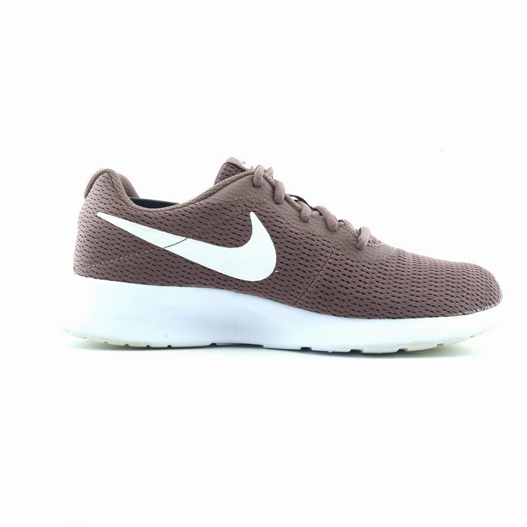NIKE TANJUN Nike athletic footwear visuals
