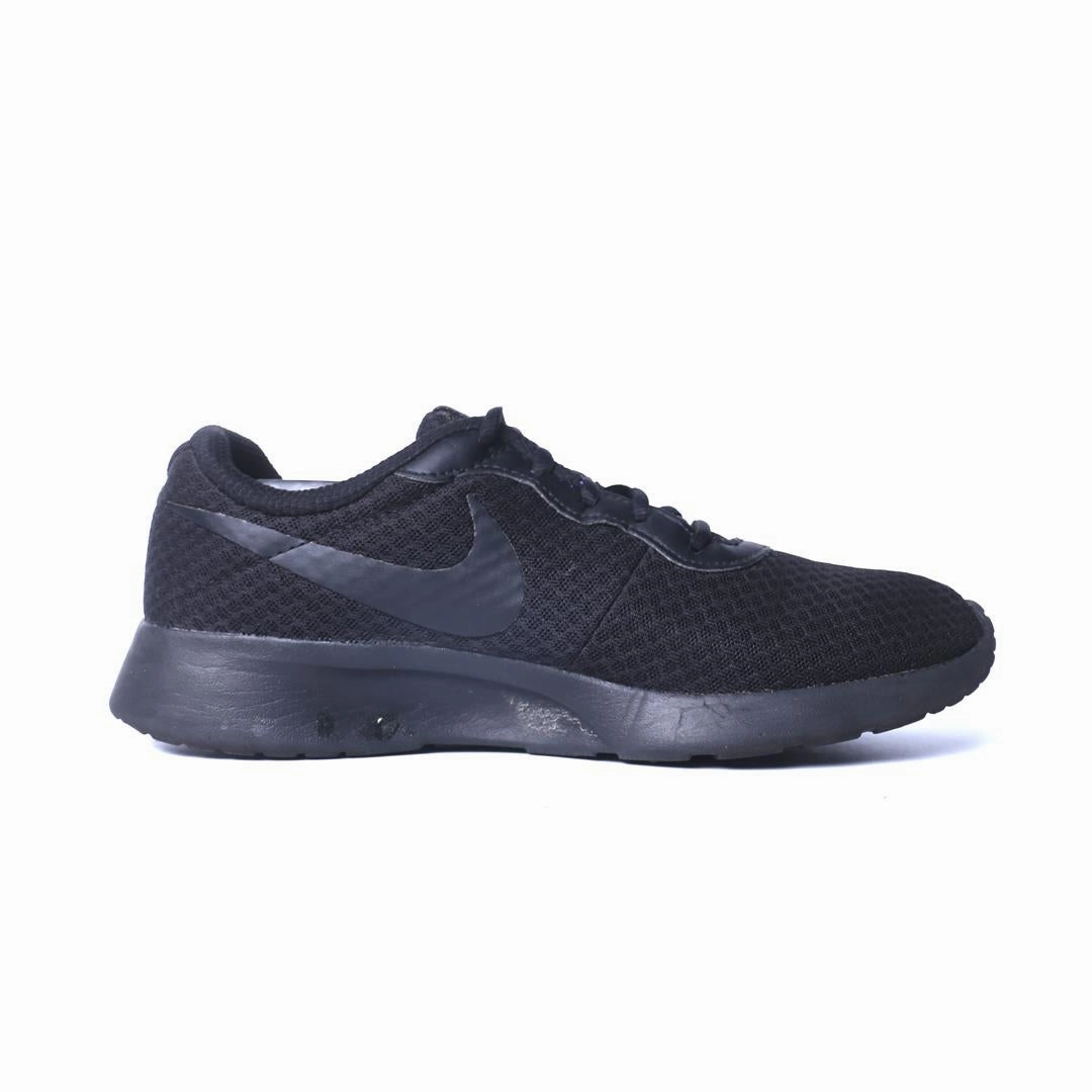 NIKE TANJUN Nike casual shoe imagery
