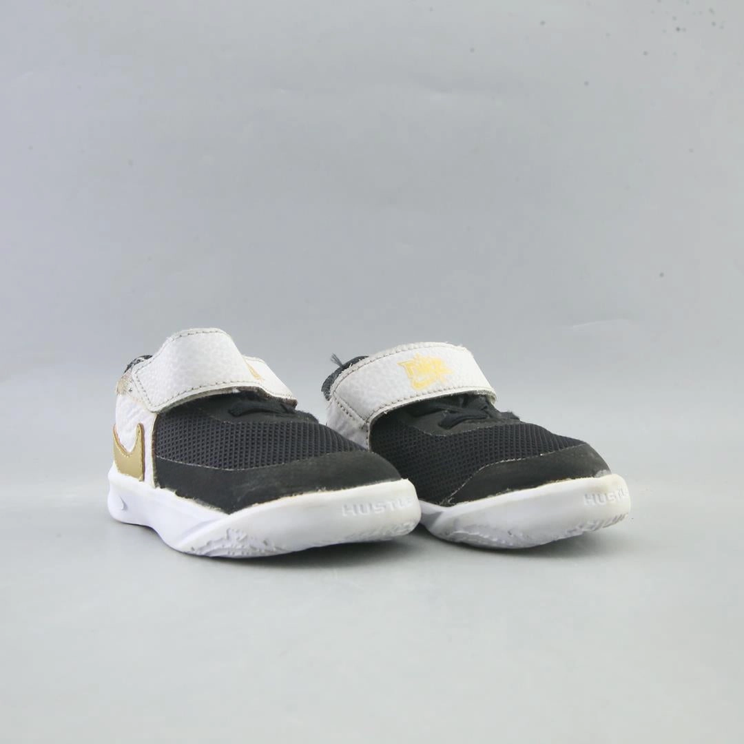 NIKE TEAM HUSTLE D 10 classic Nike shoe photos