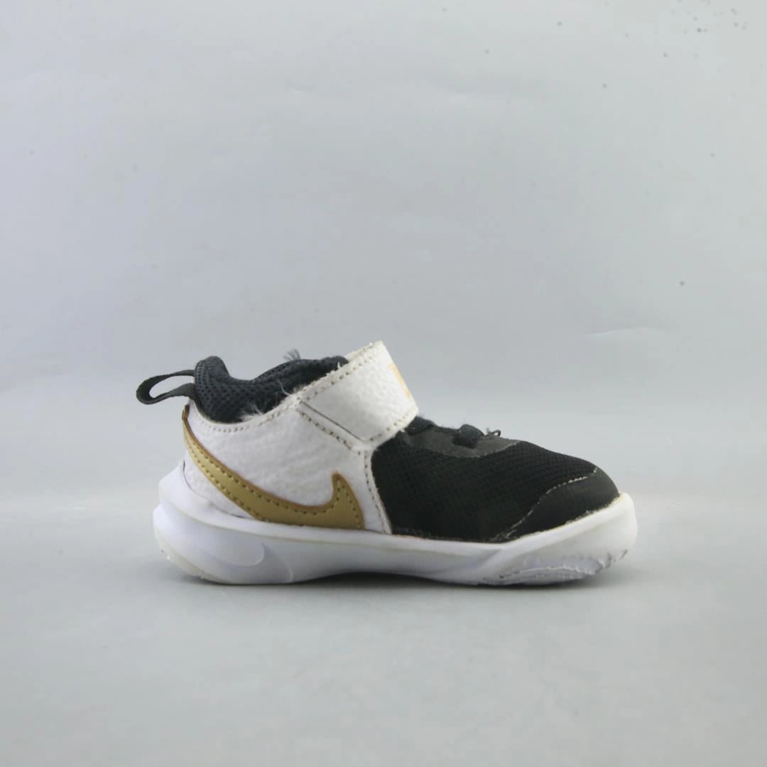NIKE TEAM HUSTLE D 10 classic Nike shoe photos