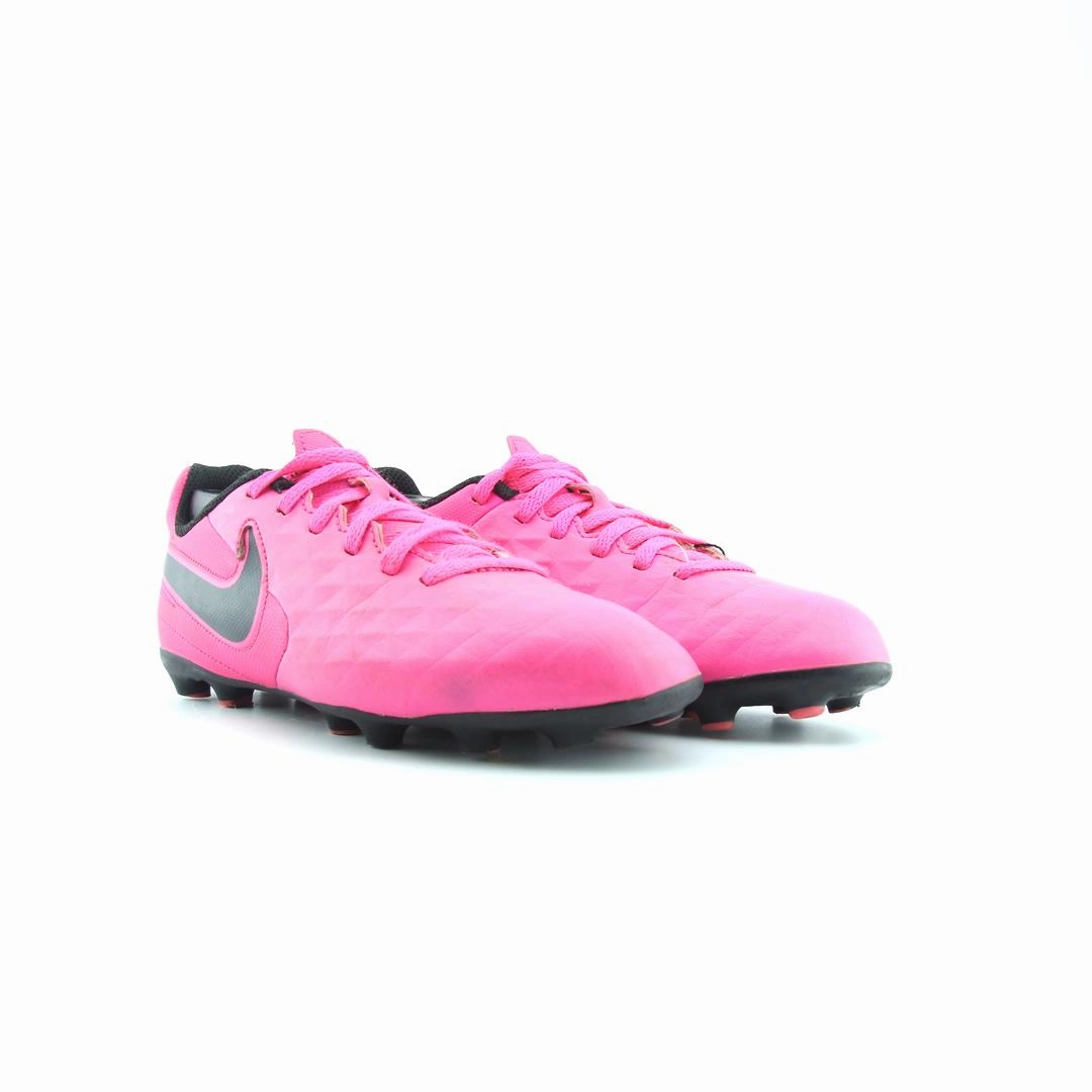 NIKE TIEMPO LEGEND 8 CLUB Nike sneaker detail shots