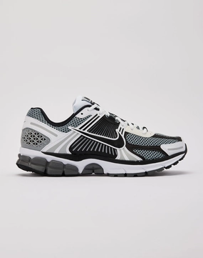 Nike Zoom Vomero 5 SE Nike casual sneakers with modern design