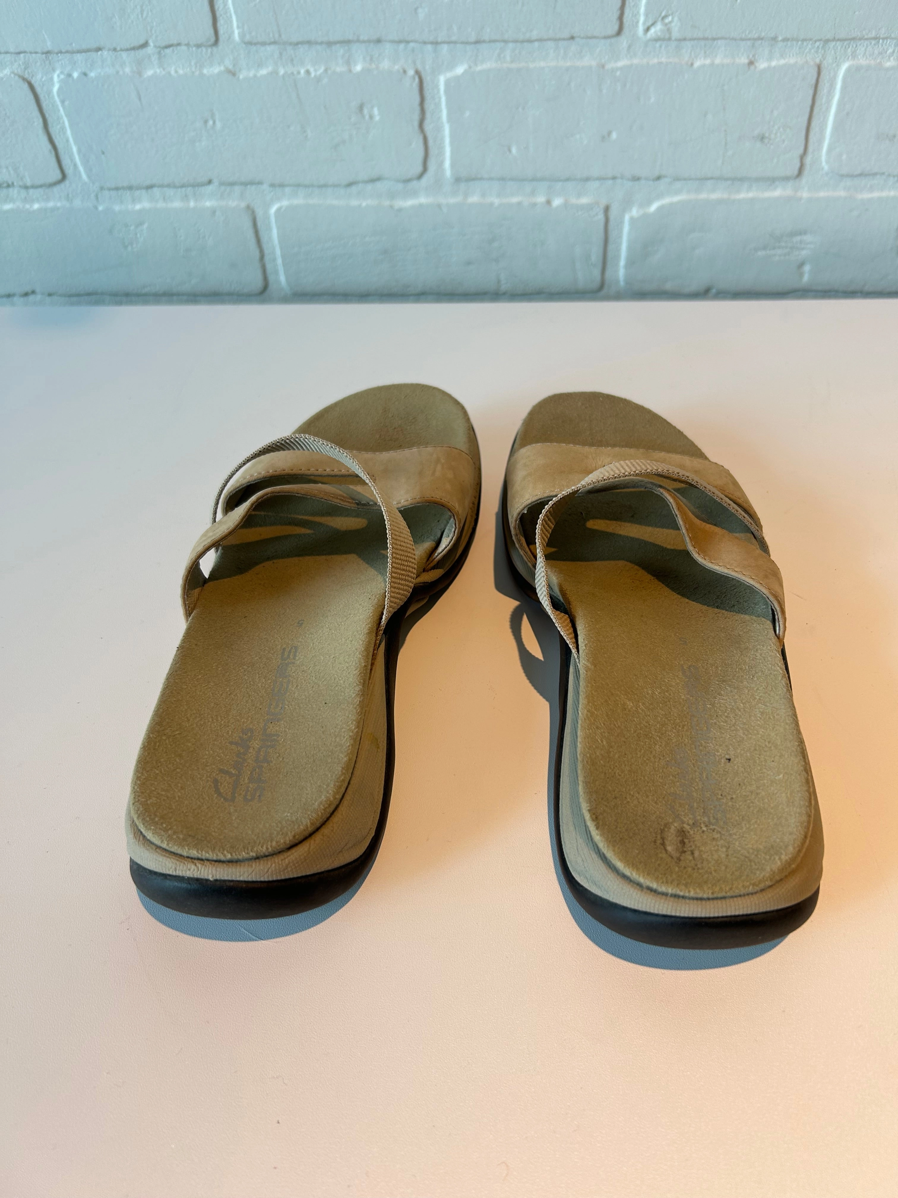 Sandals Flats By Clarks In Tan, Size: 5 Leather Footwear