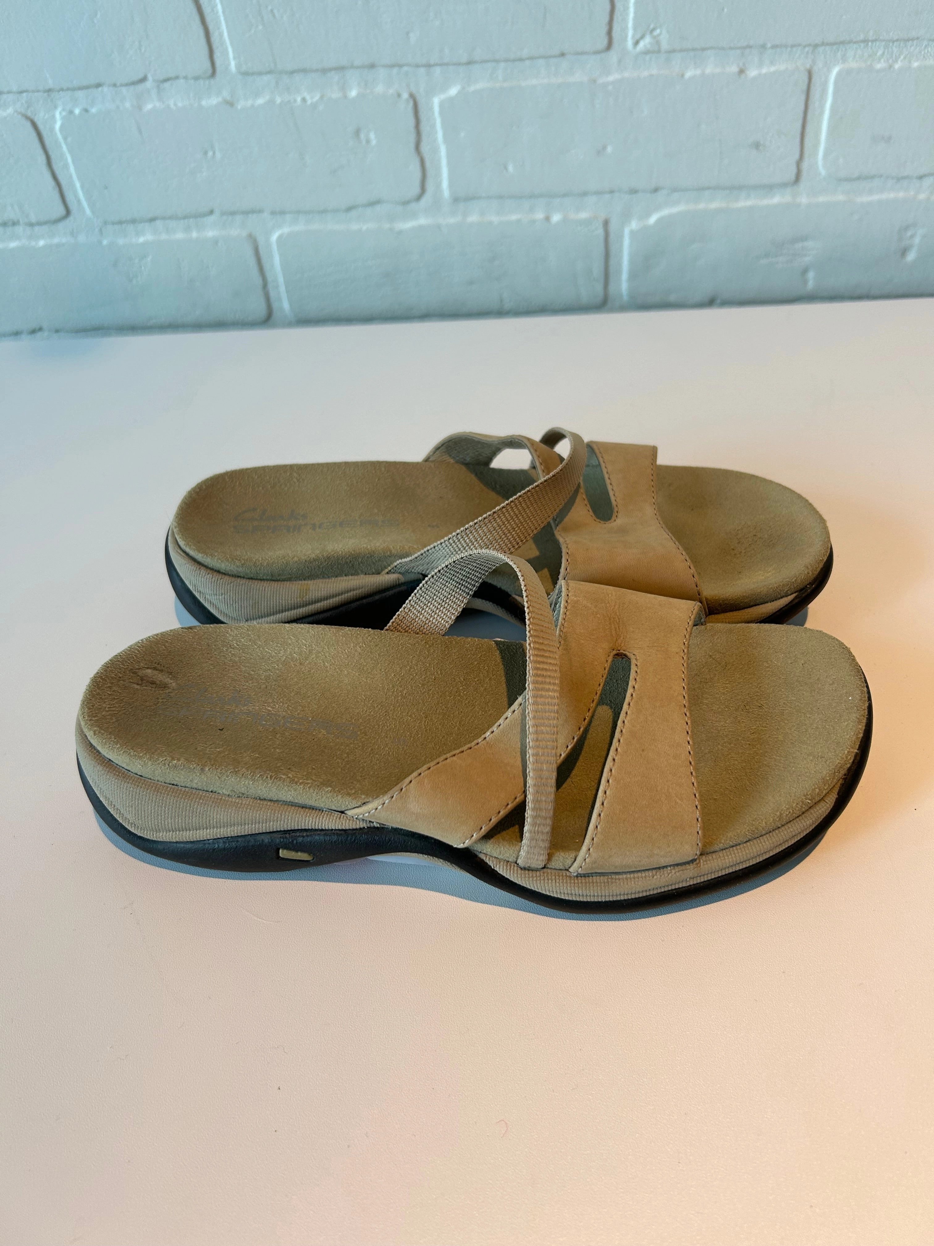 Sandals Flats By Clarks In Tan, Size: 5 Leather Footwear
