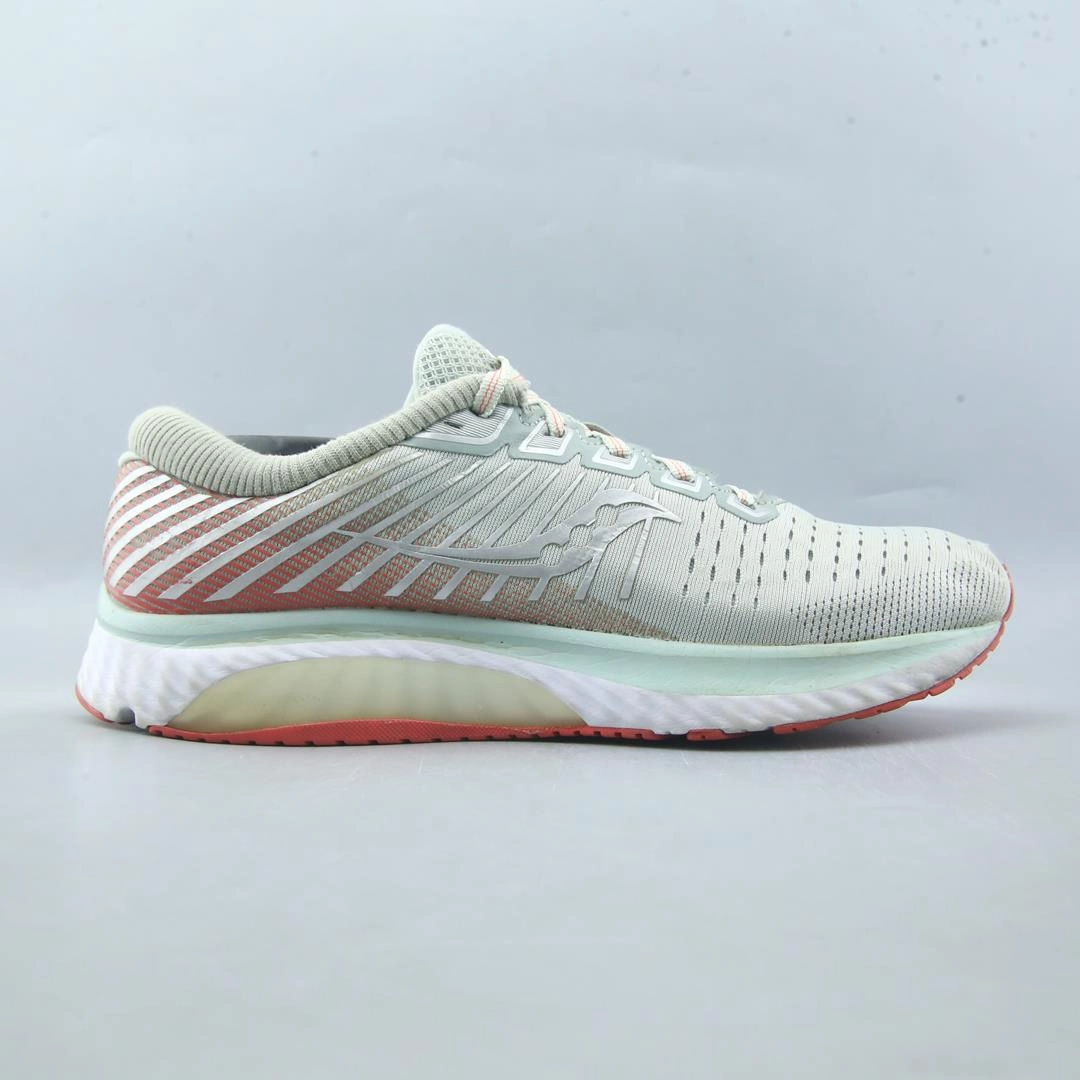 SAUCONY GUIDE 13 Saucony running shoe close-ups
