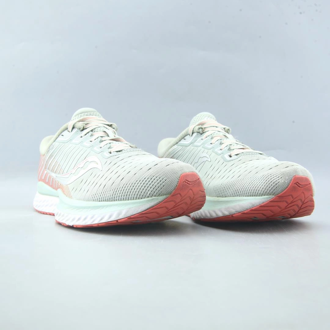 SAUCONY GUIDE 13 Saucony running shoe close-ups