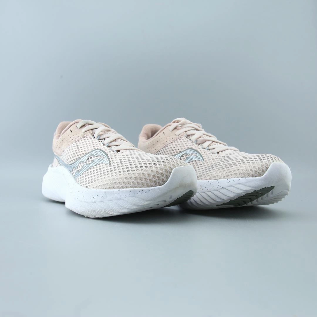 SAUCONY KINVARA 14 Saucony running shoe close-ups