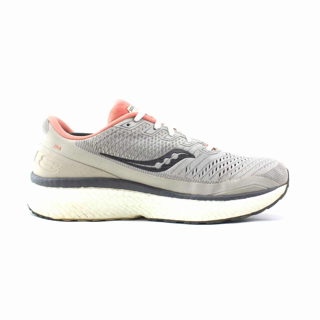 SAUCONY  TRIUMPH 18 Saucony casual footwear looks
