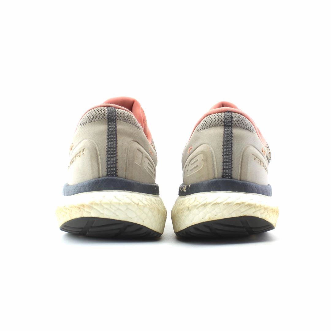 SAUCONY TRIUMPH 18 Saucony running shoe close-ups