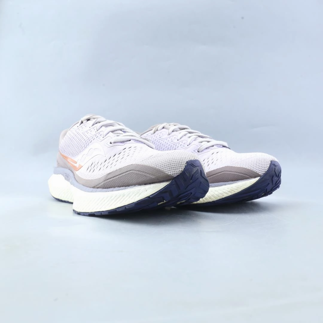 SAUCONY TRIUMPH 18 Saucony running shoe close-ups