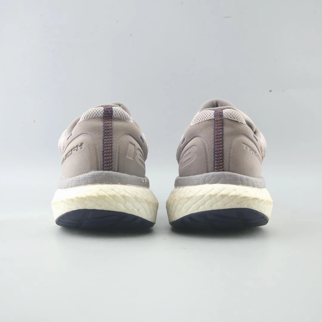 SAUCONY TRIUMPH 18 Saucony sport shoe imagery