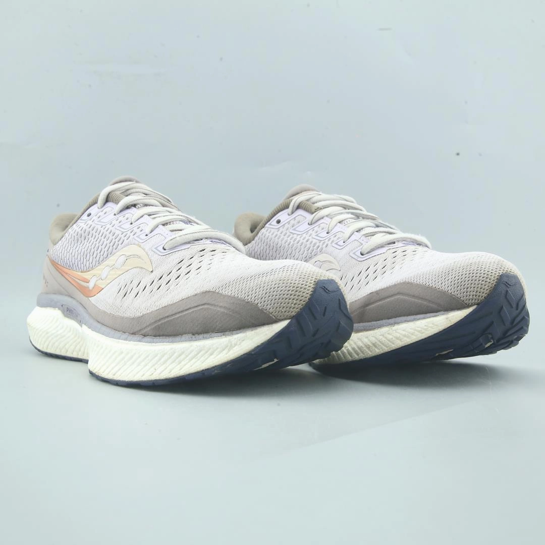 SAUCONY TRIUMPH 18 Saucony sport shoe imagery