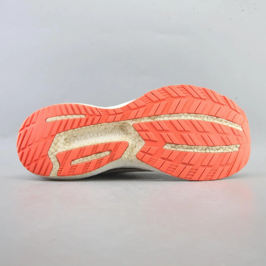 SAUCONY TRIUMPH 19 Saucony running shoe close-ups