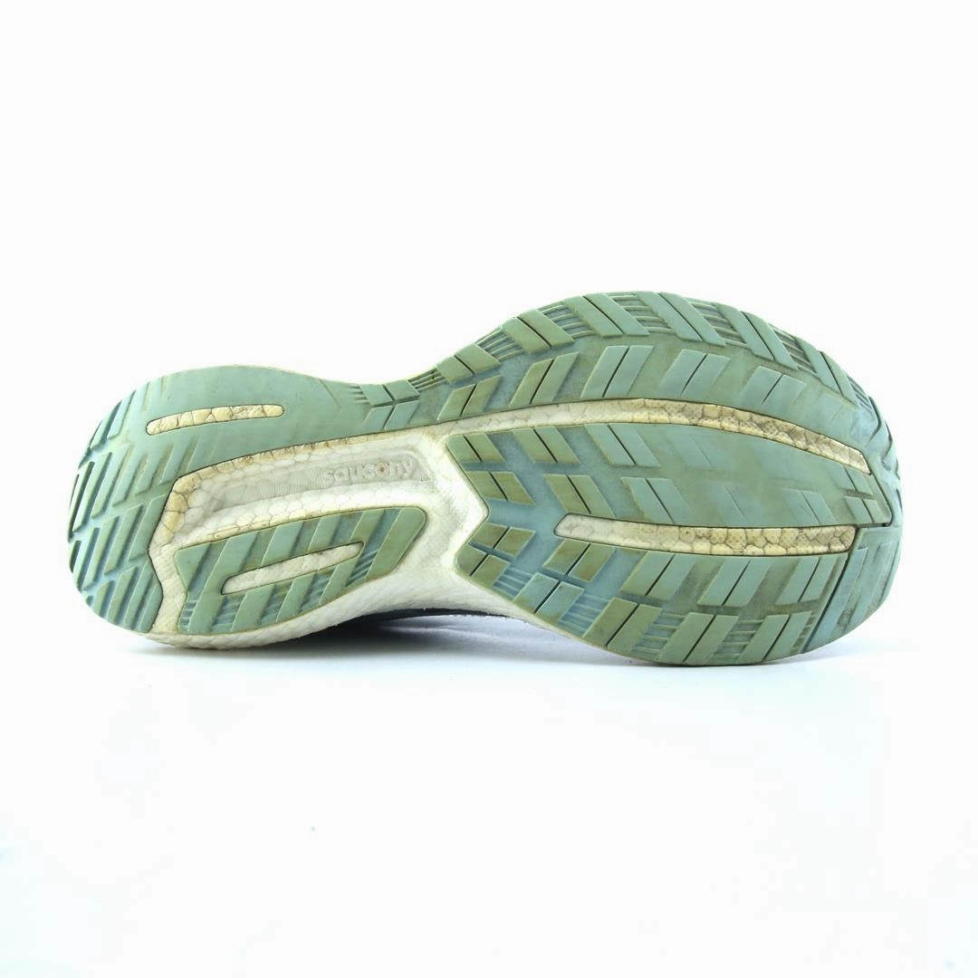 SAUCONY TRIUMPH 19 Saucony running shoe close-ups