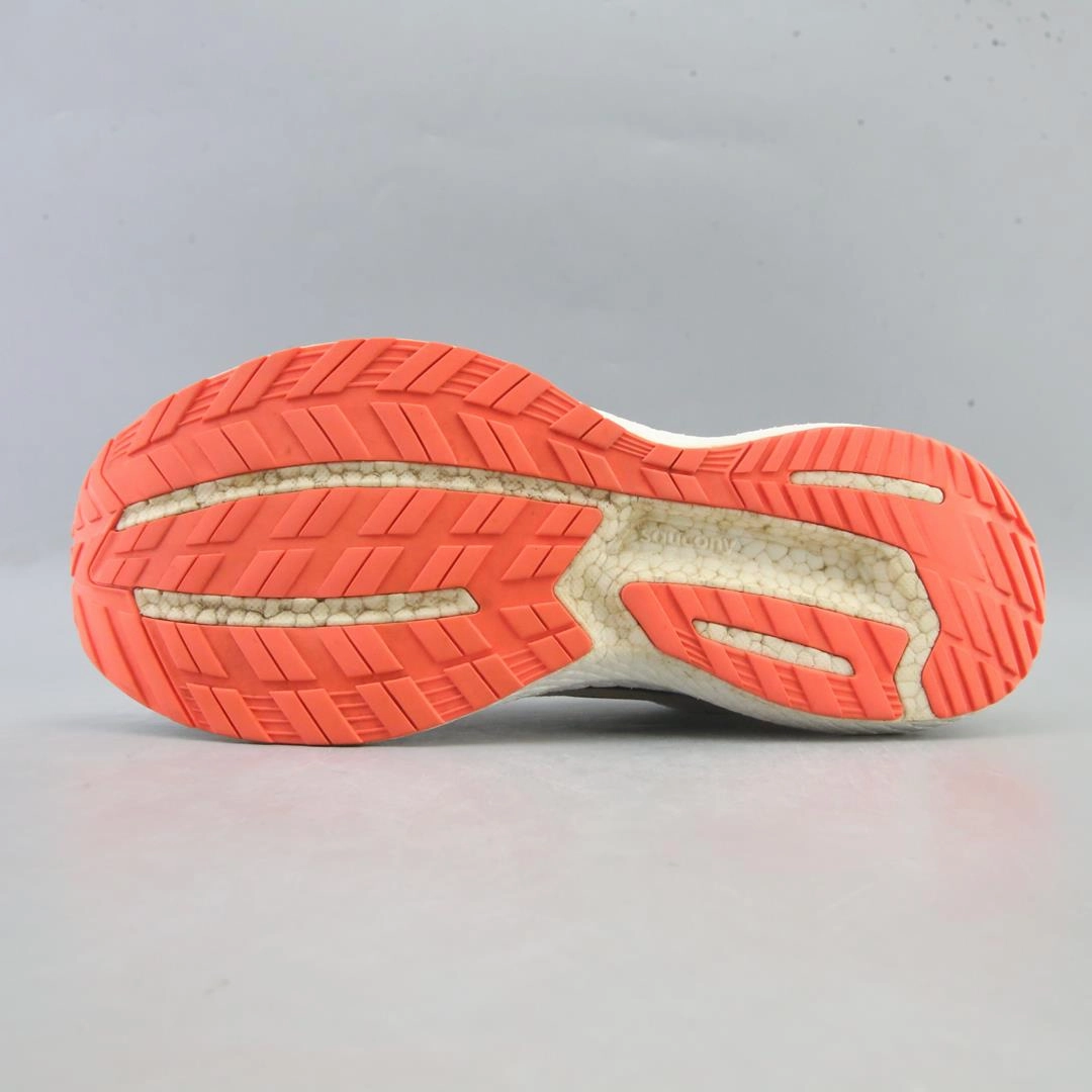 SAUCONY TRIUMPH 19 Saucony running shoe close-ups
