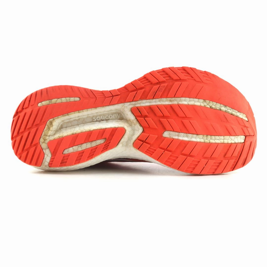 SAUCONY TRIUMPH 19 Saucony running shoe close-ups