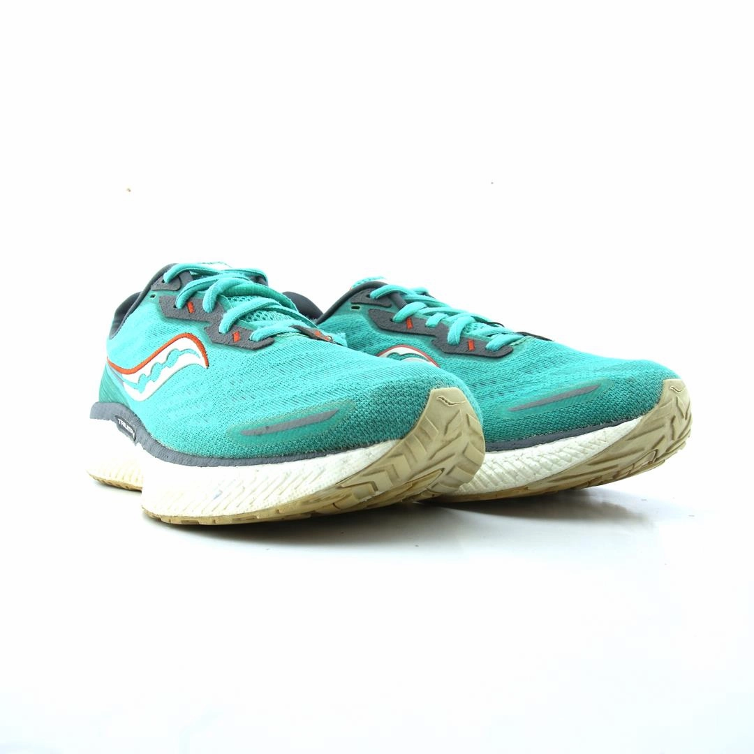 SAUCONY TRIUMPH 19 Saucony running shoe close-ups