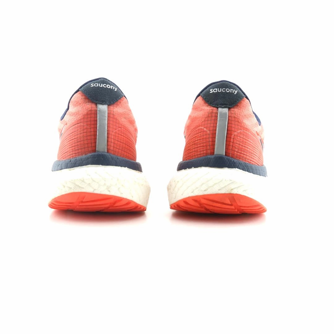 SAUCONY TRIUMPH 19 Saucony running shoe close-ups