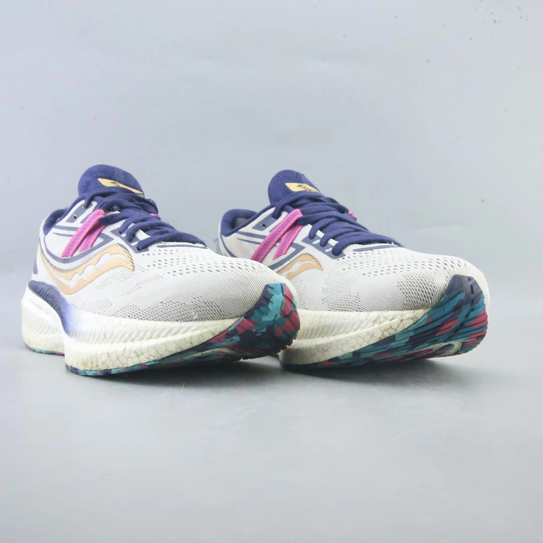 SAUCONY TRIUMPH 20 Saucony running shoe close-ups