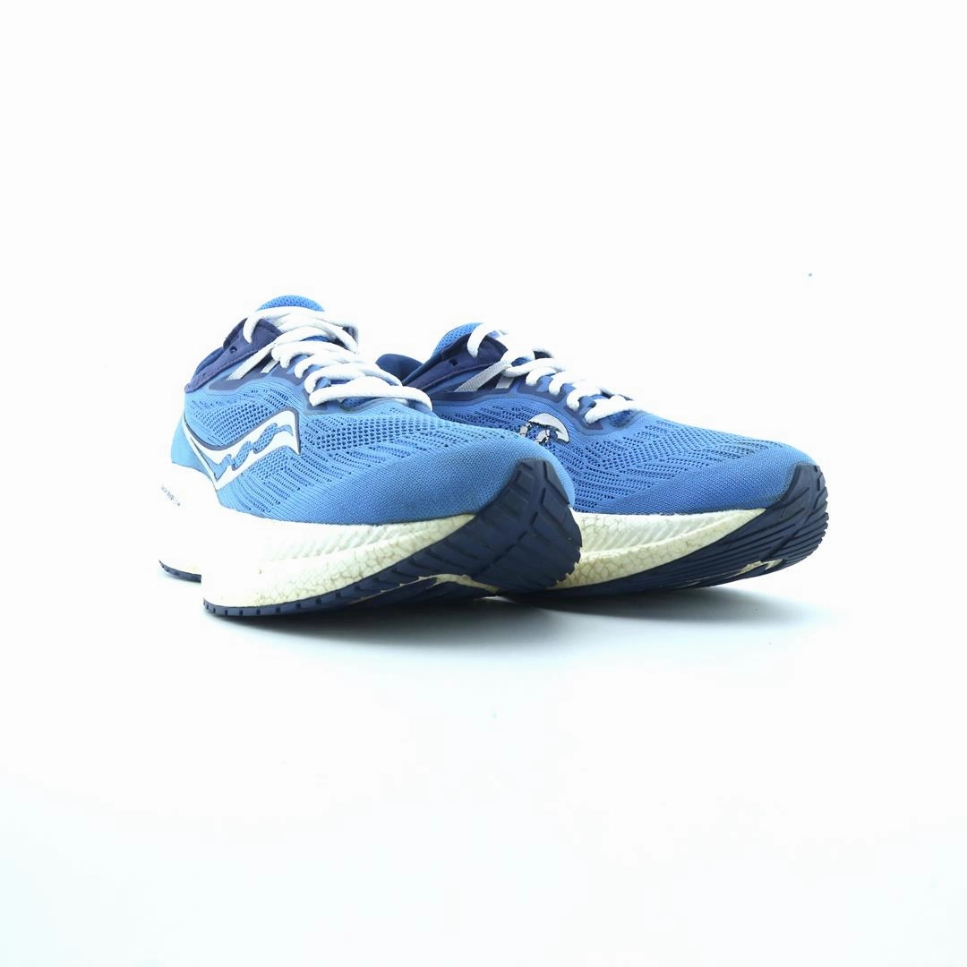 SAUCONY TRIUMPH 21 Saucony running shoe close-ups