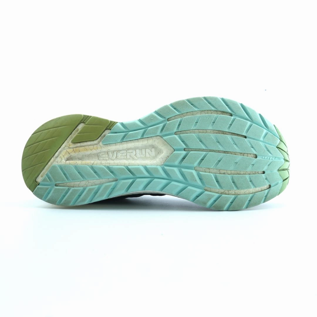 SAUCONY TRIUMPH ISO 4 Saucony running shoe close-ups