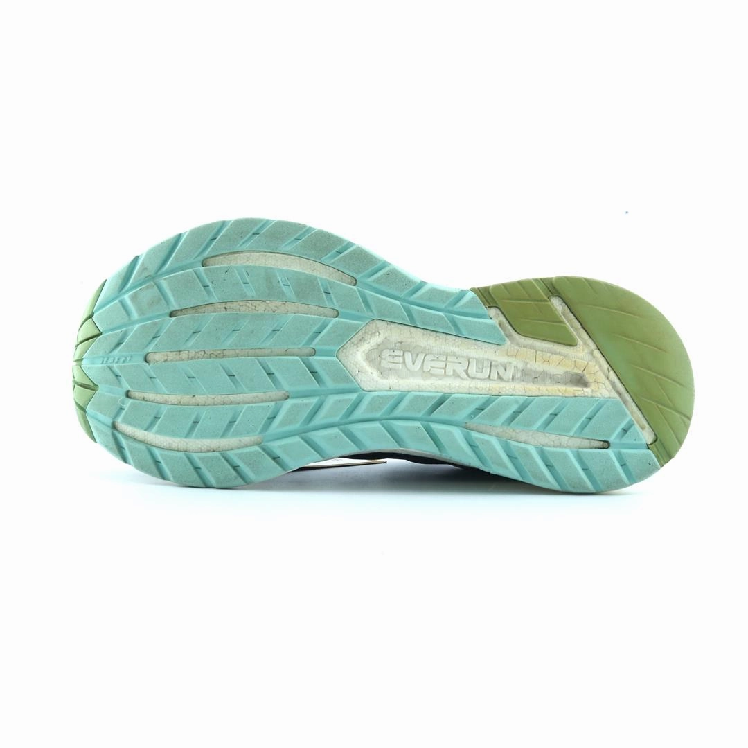 SAUCONY TRIUMPH ISO 4 Saucony running shoe close-ups