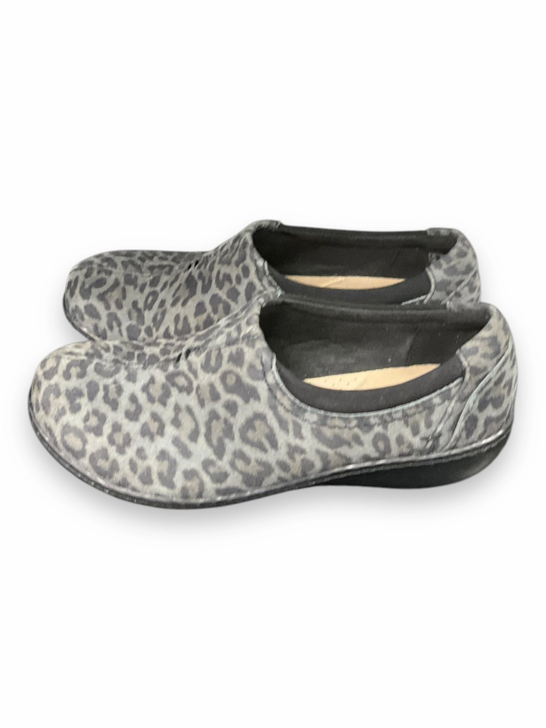 Shoes Flats By Clarks In Animal Print, Size: 7 Leather Footwear
